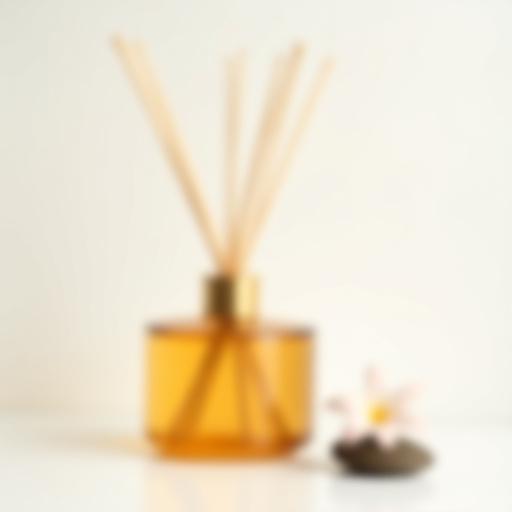 Diffuseur de parfum avec bâtonnets de rotin et flacon en verre ambré